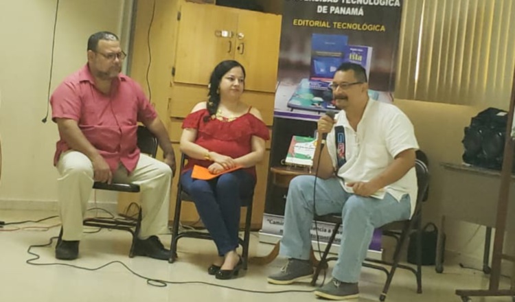 Héctor Collado, Evelyn Lozano y Carlos Fong en  gala del libro ganador del Hersilia Ramos de Argote de la UTP. /Foto Cortesía Aplij.