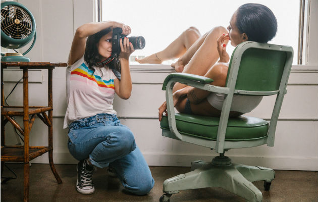 Ana Dias toma fotos a Teela LaRoux, Playmate de julio. Modelos ahora son captadas principalmente por mujeres. (Stephanie Noritz para The New York Times).