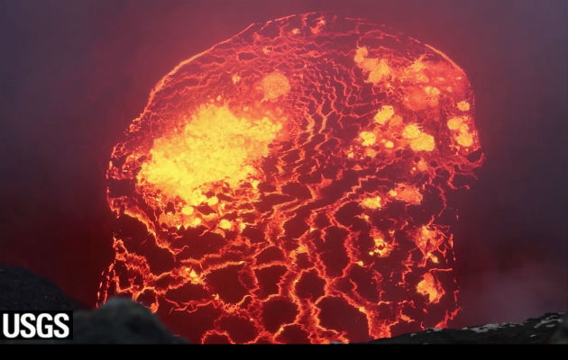 El lago de lava Halema’uma’u en el volcán Kilauea, en mayo del 2018. El lago de lava se drenó hace poco. (Servicio Geológico de EU-Observatorio Hawaiano de Volcanes).