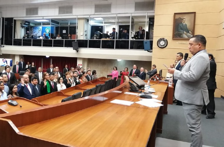 Otra de las propuestas de modificación al reglamento interno de la Asamblea, es el de la vestimenta con que van los diputados a sesionar al Pleno. Foto de archivo 