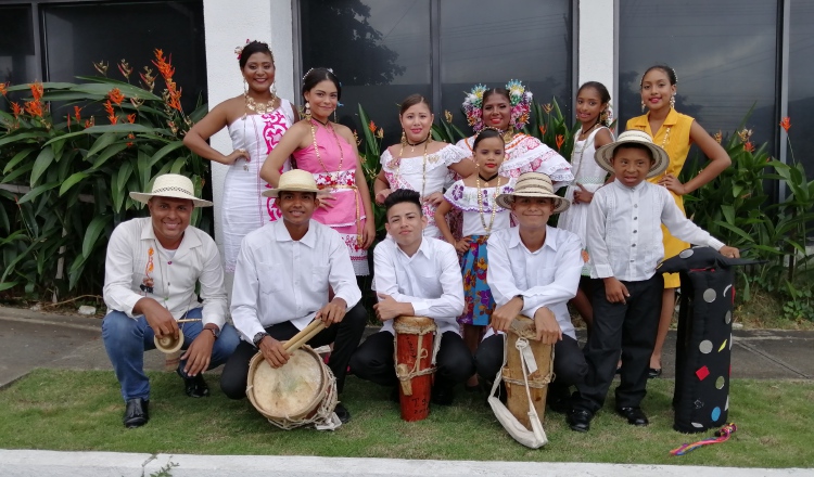 Las reinas junto a los miembros de la agrupación musical.  Foto: Santos Oliveros