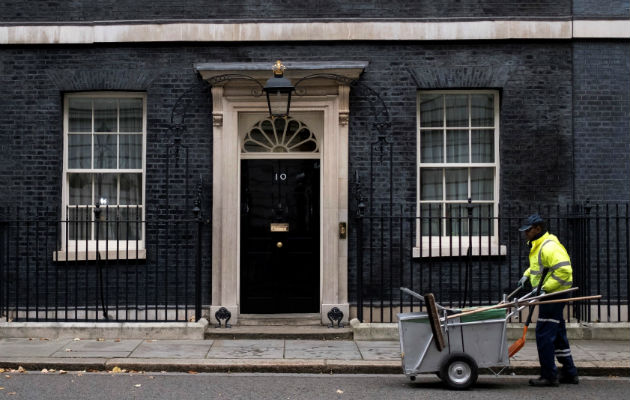 Ante la puerta de su residencia oficial del 10 de Downing Street, la política 