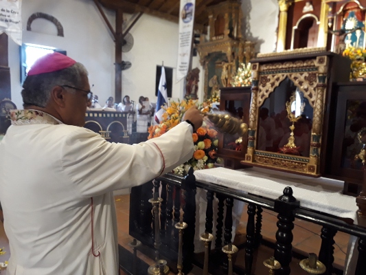  Las reliquias fueron entregadas a la comunidad pariteña por el obispo de la diócesis Rafael Valdivieso, y colocadas en un lugar donde quedarán a la vista del público que quiera apreciarlas. Foto/Thays Domínguez