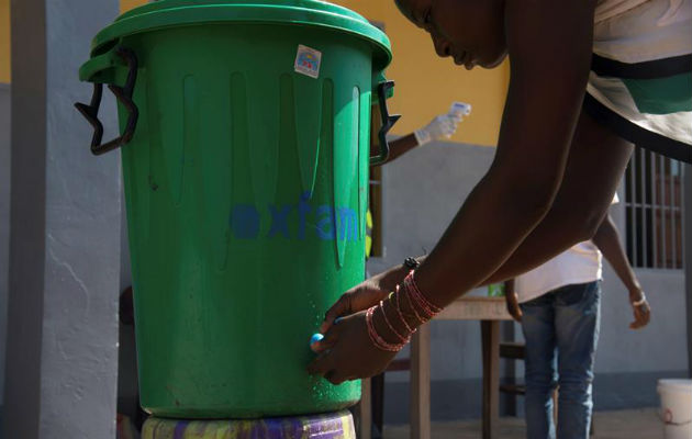 Una mujer se lava las manos para evitar enfermar con ébola en Mbandaka, al norte de la República Democrática del Congo. EFE