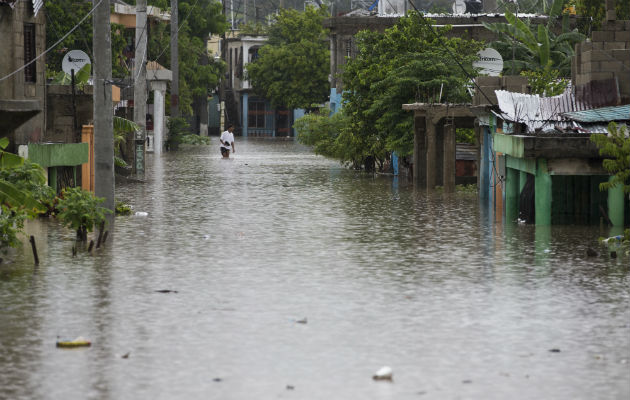 Se prevé que el centro de Kirk y sus remanentes avancen sobre las zonas oriental y central del Caribe mañana y el domingo.