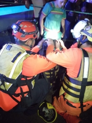 Una familia quedó aislada por varias horas en un islote, hasta que miembros del Sinaproc los rescataron. Foto/Mayra Madrid
