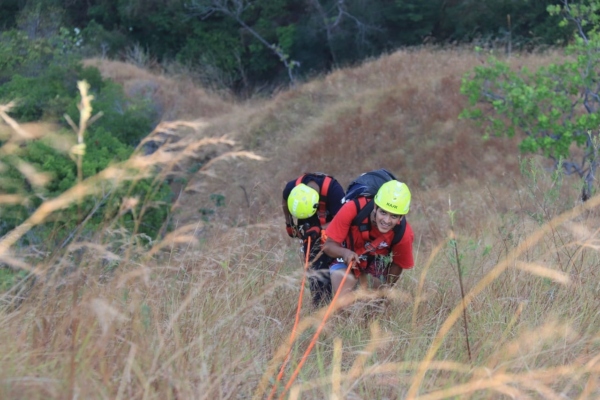 El senderista fue hidratado por los paramédicos y estaba en buen estado de salud. Foto/Cortesía Bomberos