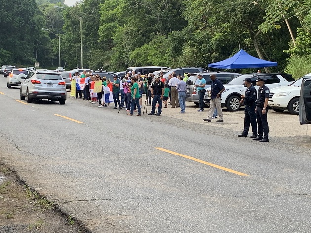 Los residentes de protagonizaron una protesta pacífica en la vía principal de Clayton.