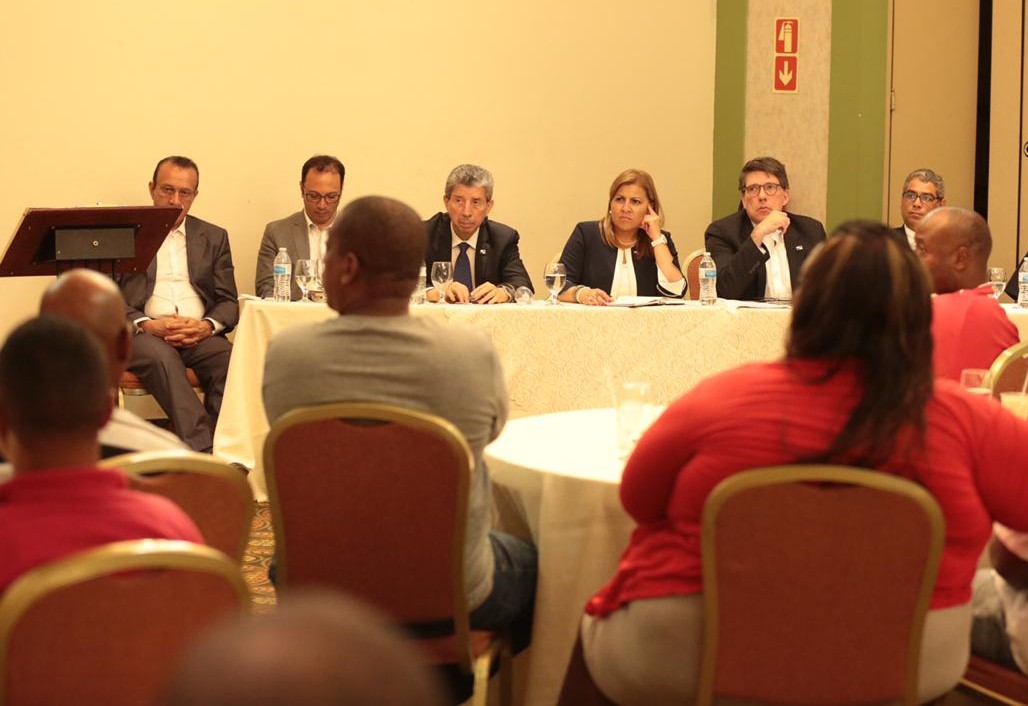 La reunión entre las autoridades del Gobierno Nacional y los dirigentes de 35 agrupaciones de Colón finalizó a altas horas de la noche del lunes 16 de septiembre. Foto cortesía