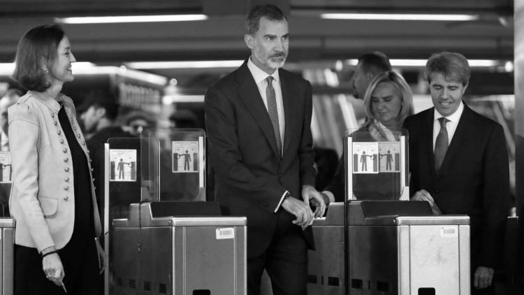 El Rey, la ministra de Industria Reyes Maroto, y el presidente de la Comunidad de Madrid Ángel Garrido, acceden al Metro en la estación de Sol. Foto: EFE 