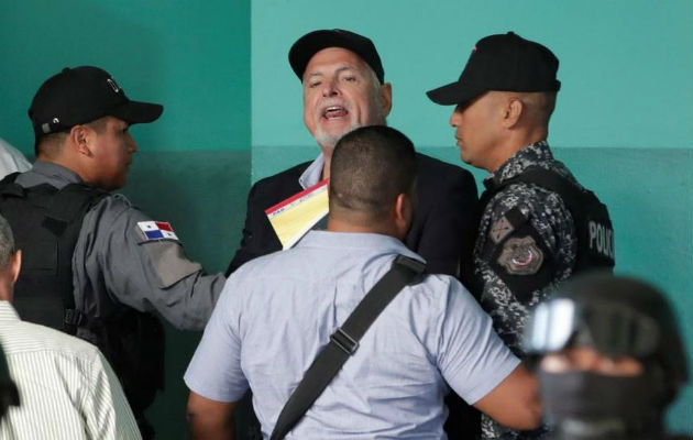 Médico recomienda a custodios de El Renacer permitir caminatas al expresidente Ricardo Martinelli. Foto: Panamá América.