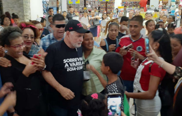 El expresidente Ricardo Martinelli acusó al exmandatario Juan Carlos Varela de perseguirlo y tratar de hacerle daño.