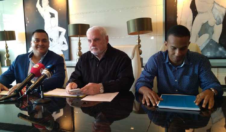 Ricardo Martinelli durante la firma del libro para realizar la convención en 2020. Foto de Víctor Arosemena