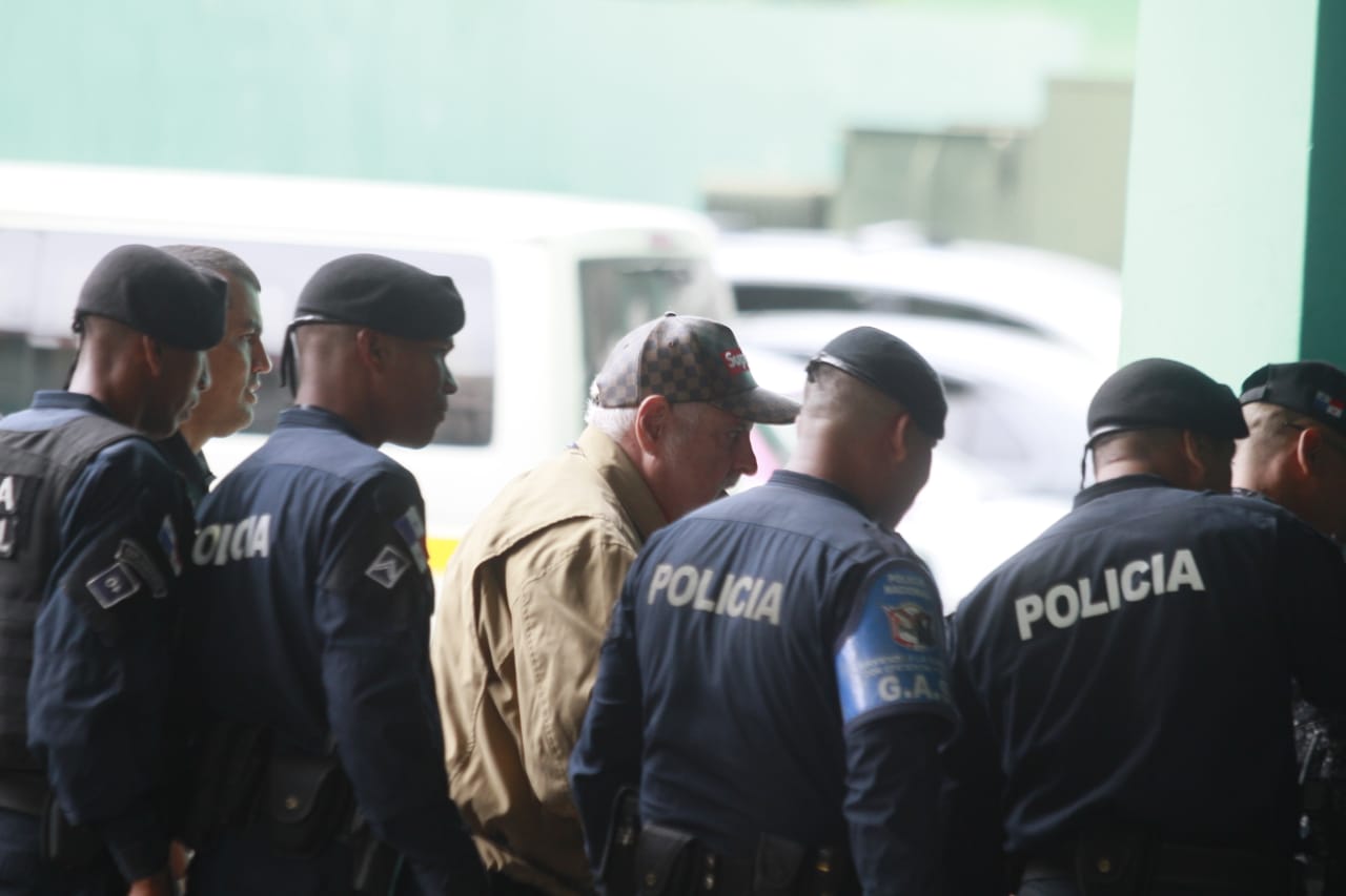 Ricardo Martinelli es custodiado por unidades de Policía Nacional, a su llegada hoy a la audiencia. Foto Víctor Arosemena