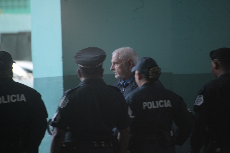 Ricardo Martinelli es custodiado por unidades de la Policía Nacional, a su llegada a las instalaciones del Sistema Penal Acusatorio. Foto: Víctor Arosemena