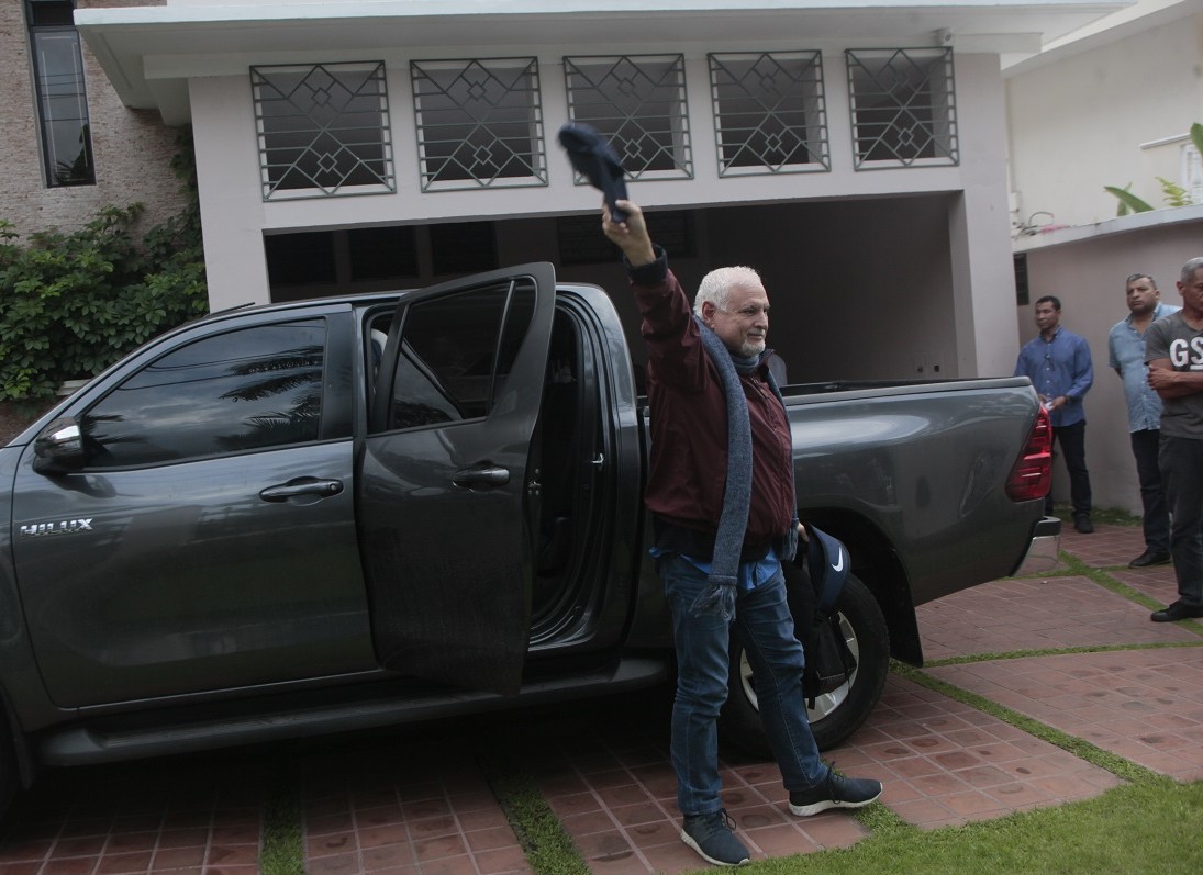 Ricardo Martinelli saluda a los periodistas que lo esperaban en la entrada de su residencia. Foto Víctor Arosemena