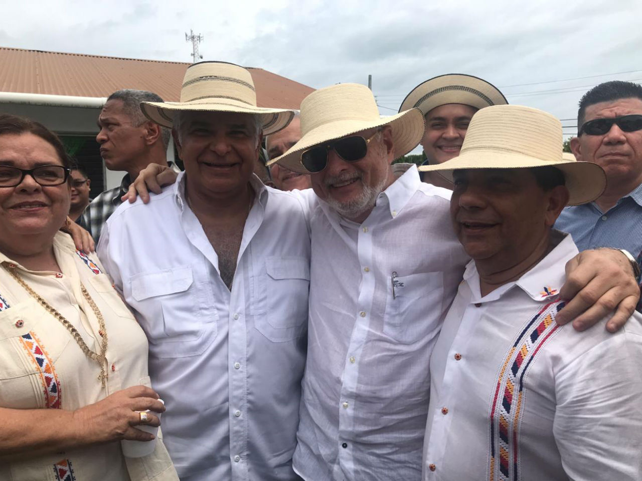 Ricardo Martinelli y José Raúl Mulino firman libros para la renovación de Cambio Democrático. Foto/Cortesía