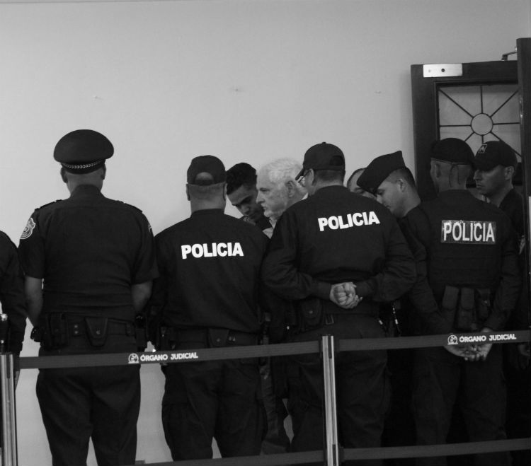 El expresidente Ricardo Martinelli a su salida de la sala de audiencias del Segundo Tribunal Superior de Justicia.