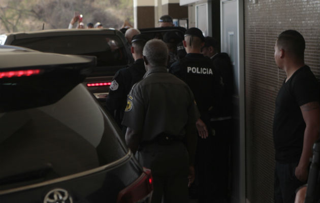 Expresidente Ricardo Martinelli retorna a la audiencia luego de ser estabilizado. Foto: Víctor Arosemena.