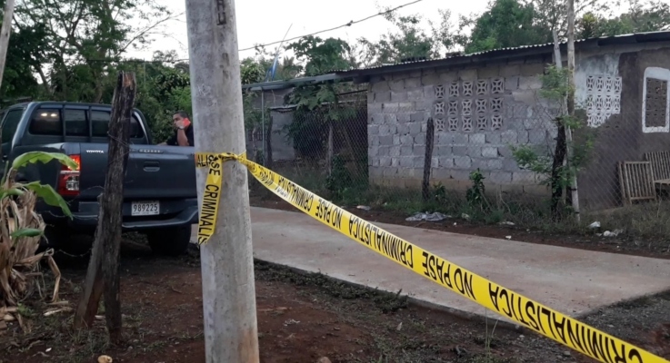 El hoy occiso recibió de seis a ocho impactos con un arma de fuego en el área de la cabeza, brazo y espalda, mientras que su madre recibió una herida en el muslo derecho por la que se mantuvo bajo atención médica en el hospital Regional Rafael Hernández en David. Foto/Mayra Madrid