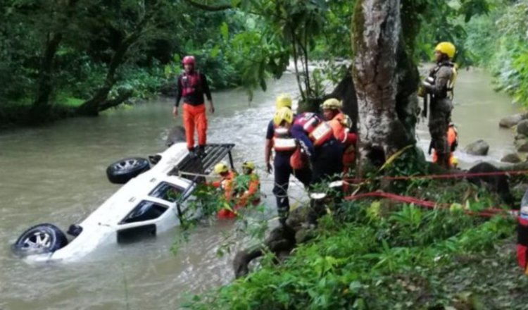 El Sistema Nacional de Protección Civil se mantiene vigilante en el área, hasta que el río baje. /Foto Cortesía