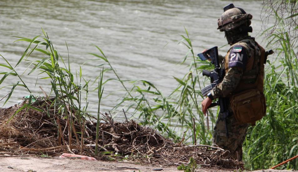 En junio pasado, un padre salvadoreño y su pequeña hija también perdieron la vida cuando intentaban cruzar el río Bravo. FOTO/EFE