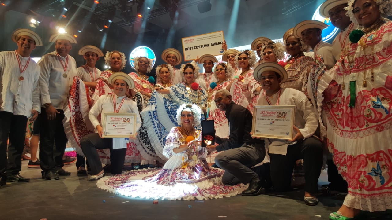 Ballet Folklórico Ritmos y Raíces Panameñas durante la premiación en Turquía. Foto: Cortesía