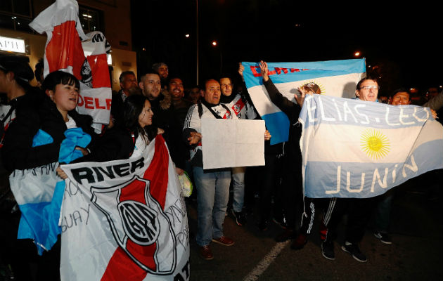 Aficionados de River Plate festejan a la salida del estadio Santiago Bernabéu. Foto:EFE