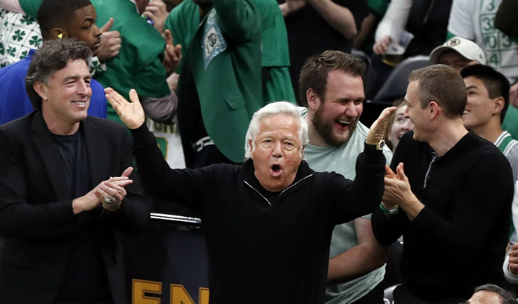 Robert Kraft durante un partido de los Celtics e Indiana Foto AP