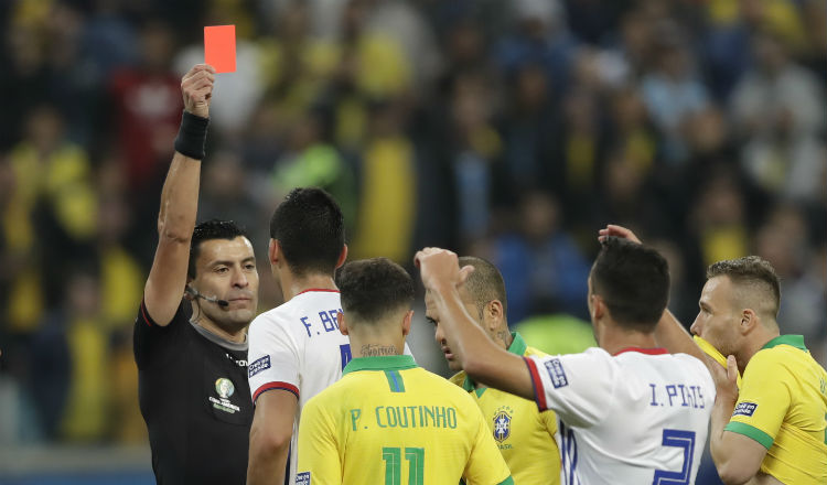 Roberto Tobar expulsa a Fabian Balbuena de Paraguay. Foto AP