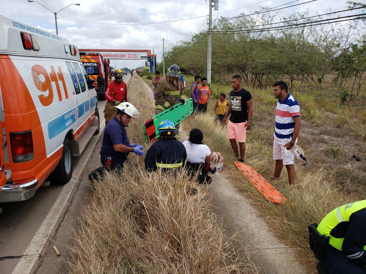 Todos los heridos fueron atendidos en el lugar del accidente y luego trasladados a un centro hospitalario. Foto/Cuerpo de Bomberos