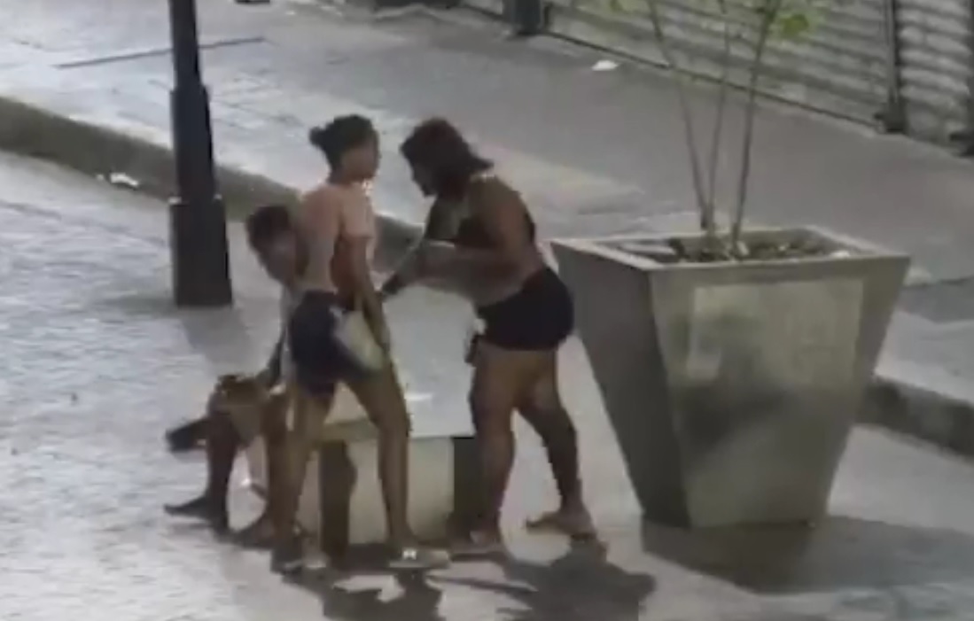 Dos mujeres fueron captadas en video, en el momento que intentaron robarle a un sujeto en la Peatonal. 