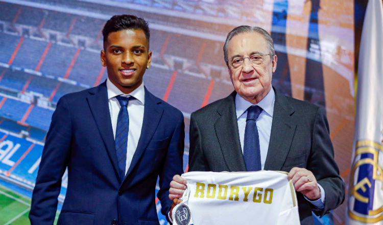 Rodrygo Goes junto a Florentino Pérez, presidente del Real Madrid. Foto EFE