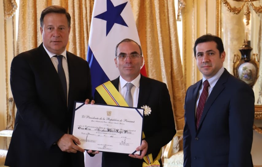 Rolando López (centro) recibió la Orden Manuel Amador Guerrero, en el Grado de Gran Cruz. Foto Presidencia