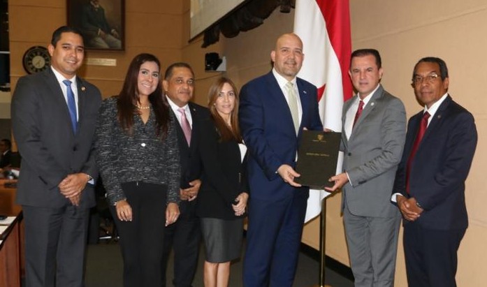 El ministro Rolando Mirones entrega al pleno de la Asamblea Nacional el proyecto que crea el Sistema Nacional de Emergencias 911. Foto @asambleapa