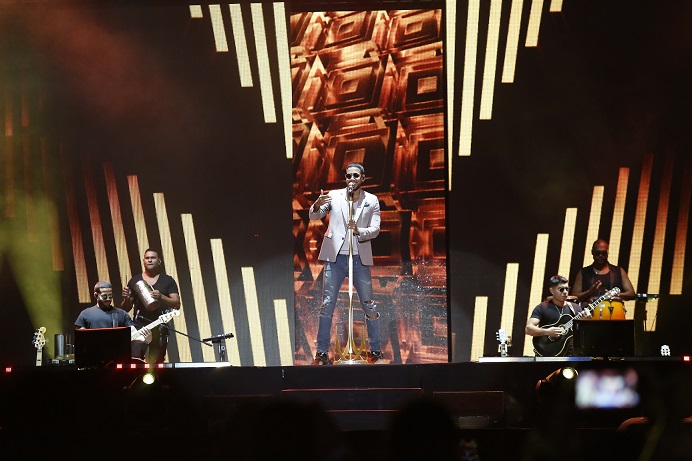 Romeo Santos se adueñó del Estadio Rommel Fernández. Foto: Aurelio Herrera