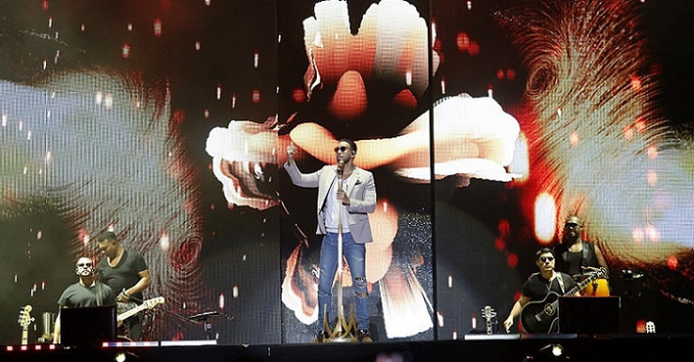 Romeo Santos se adueñó del Estadio Rommel Fernández. Foto: Aurelio Herrera