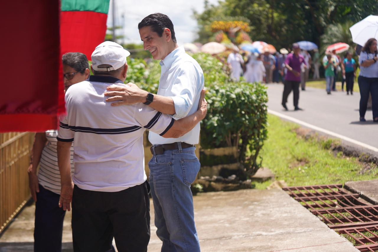 Candidato a la presidencia por el CD, Rómulo Roux.