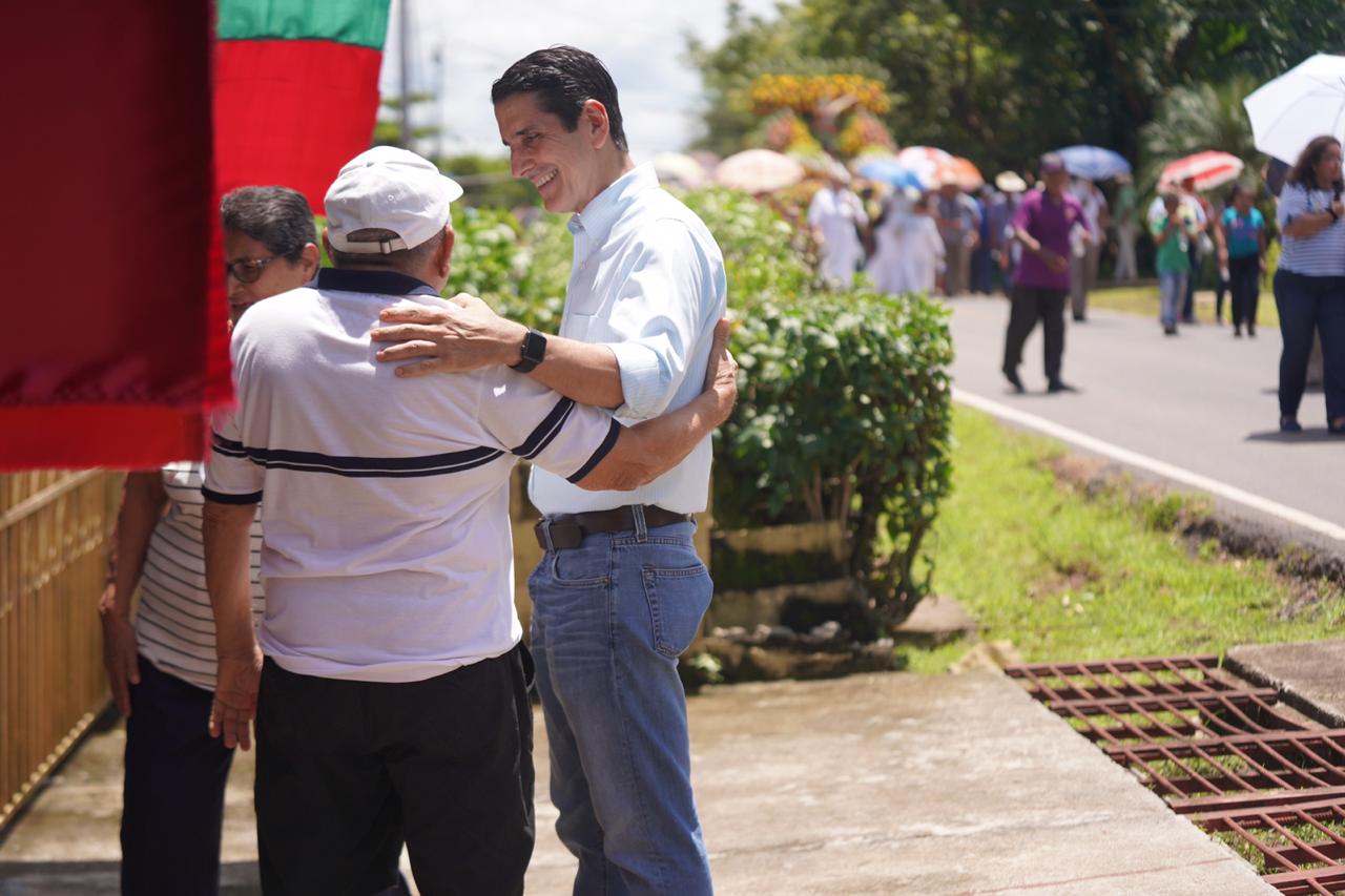 Candidato a la presidencia por el CD, Rómulo Roux. 