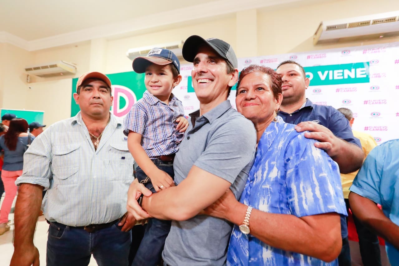 Candidato a la presidencia, Rómulo Roux. 