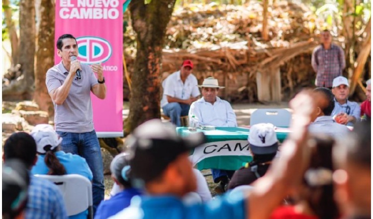 Rómulo Roux durante su gira ayer en Veraguas. Cortesía