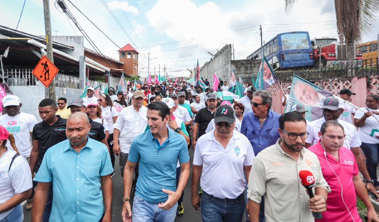 Rómulo Roux se movió por la ciudad capital ayer.