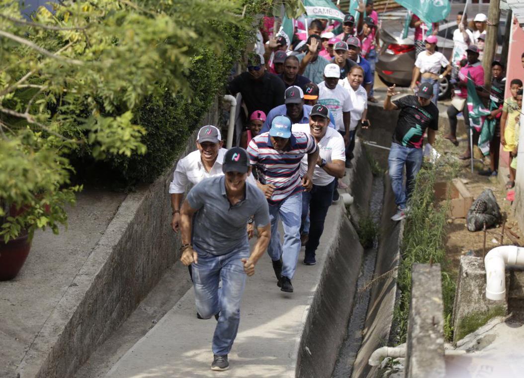 Rómulo Roux durante su recorrido puerta a puerta en los hogares en el sector de Cerro Batea, junto a su compañero de fórmula Luis Casís.