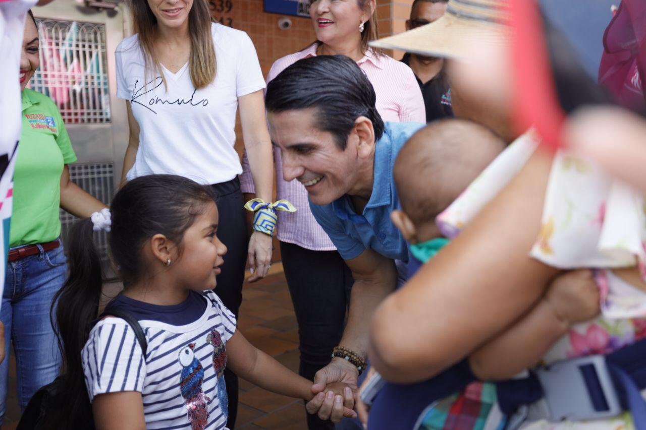 Por la mañana y mediodía de este jueves 2 de mayo, Rómulo Roux recorrió las calles de La Chorrera, Juan Díaz y San Miguelito. 