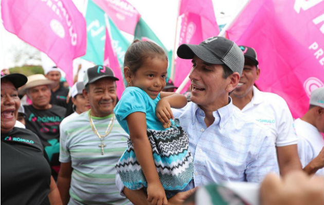  Roux también se comprometió a impulsar la apertura de un hospital materno-infantil. Foto: Cortesía.