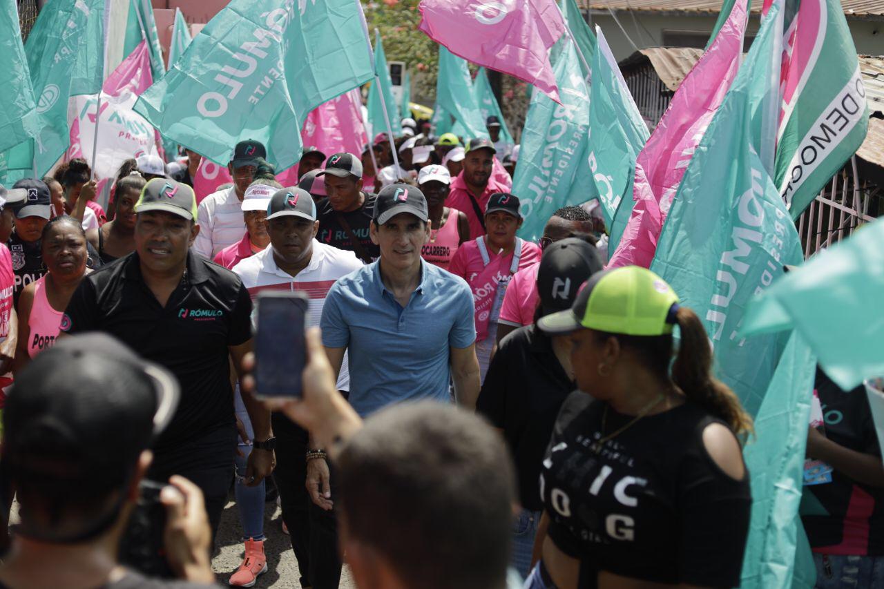 Rómulo Roux inició su recorrido de hoy en el conocido Puente Rojo, donde caminó junto con la oferta electoral de Cambio Democrático y Alianza en el popular distrito de San Miguelito. 