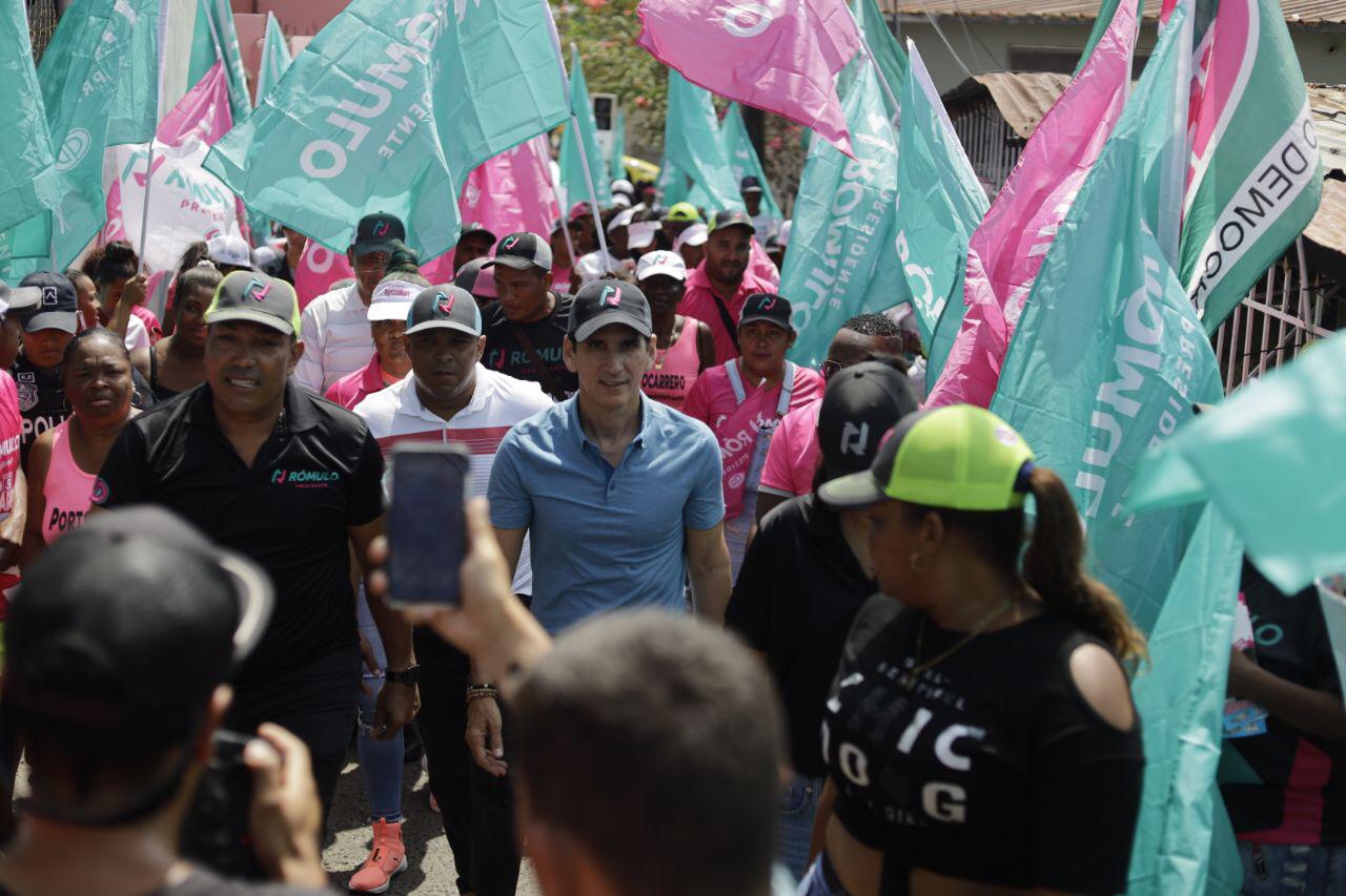 Rómulo Roux inició su recorrido de hoy en el conocido Puente Rojo, donde caminó junto con la oferta electoral de Cambio Democrático y Alianza en el popular distrito de San Miguelito.