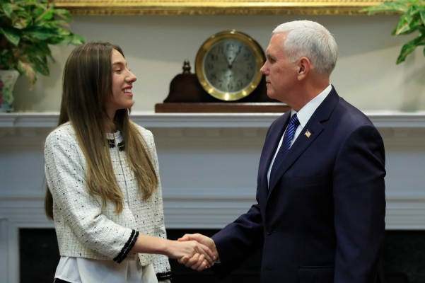 El vicepresidente Mike Pence le da la bienvenida a Fabiana Rosales, izquierda, esposa del líder opositor venezolano Juan Guaidó, en la Sala Roosevelt de la Casa Blanca en Washington. FOTO/AP