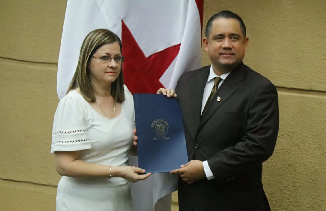 La ministra Rosario Turner le entrega al presidente de la Asamblea Nacional, Marcos Castillero, proyecto que modifica Ley 90. 