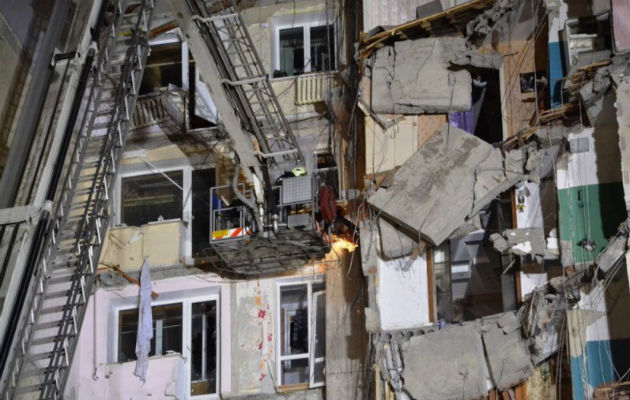 Miembros de los servicios de rescate rusos buscan entre los escombros de un edificio derrumbado en la ciudad de Magnitogorsk, en la región de los Urales (Rusia). EFE
